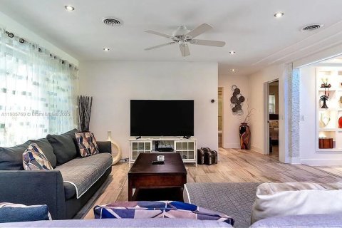 House in Oakland Park, Florida 3 bedrooms, 148.83 sq.m. № 2081973 - photo 4