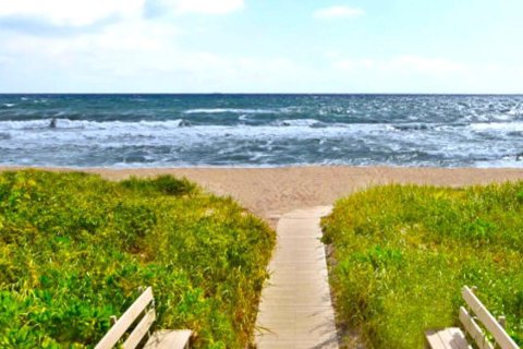 Condo in Highland Beach, Florida, 2 bedrooms  № 750283 - photo 1