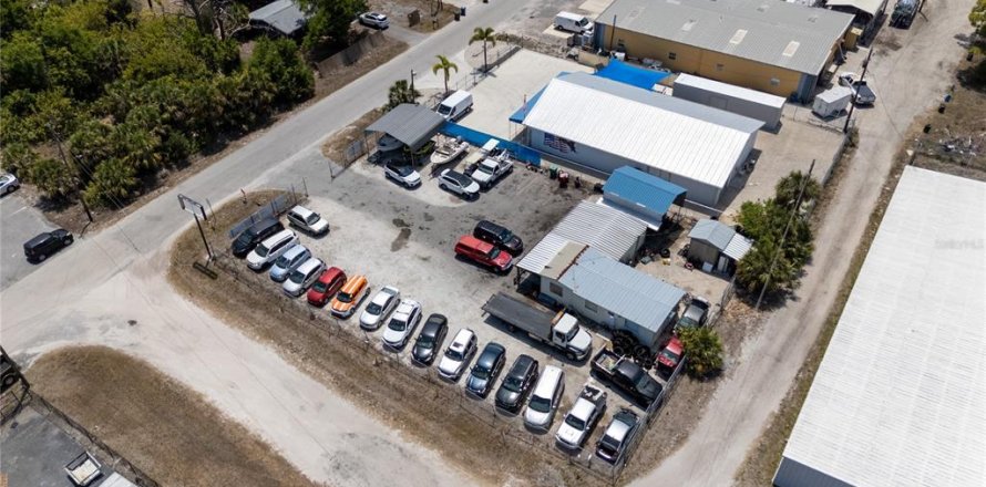 Commercial property in Englewood, Florida 52.03 sq.m. № 2195393