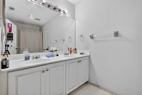 Купить кондоминиум в Хайалиа, Флорида 3 спальни, 124.95м2, № 1986040 - фото 16