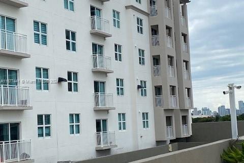 Condo in Coral Gables, Florida, 1 bedroom  № 1711972 - photo 15