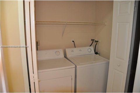 Townhouse in Miami, Florida 2 bedrooms, 112.41 sq.m. № 1952443 - photo 5