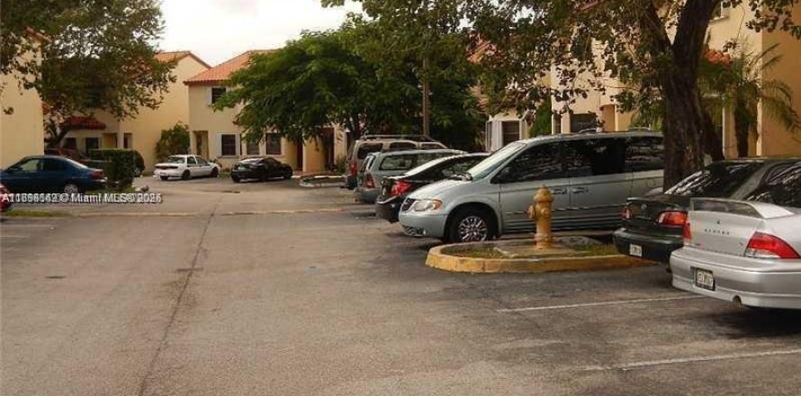 Townhouse in Miami, Florida 2 bedrooms, 112.41 sq.m. № 1952443