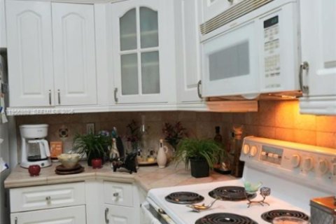 Casa en alquiler en Miami, Florida, 3 dormitorios, 159.61 m2 № 2011415 - foto 17