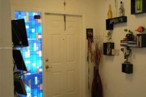 Casa en alquiler en Miami, Florida, 3 dormitorios, 159.61 m2 № 2011415 - foto 3