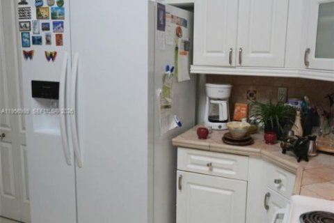 Casa en alquiler en Miami, Florida, 3 dormitorios, 159.61 m2 № 2011415 - foto 9