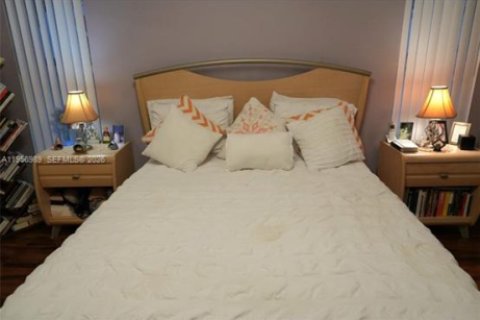 Casa en alquiler en Miami, Florida, 3 dormitorios, 159.61 m2 № 2011415 - foto 23