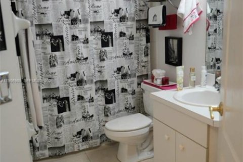 Casa en alquiler en Miami, Florida, 3 dormitorios, 159.61 m2 № 2011415 - foto 27