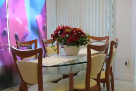 Casa en alquiler en Miami, Florida, 3 dormitorios, 159.61 m2 № 2011415 - foto 8