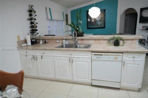 Casa en alquiler en Miami, Florida, 3 dormitorios, 159.61 m2 № 2011415 - foto 14