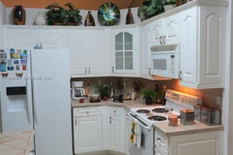 Casa en alquiler en Miami, Florida, 3 dormitorios, 159.61 m2 № 2011415 - foto 11