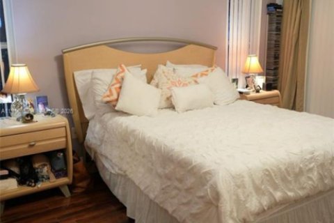 Casa en alquiler en Miami, Florida, 3 dormitorios, 159.61 m2 № 2011415 - foto 22