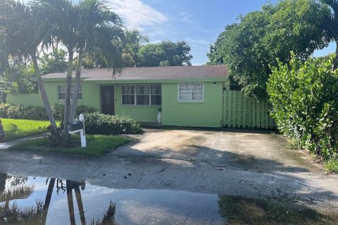 House in Lantana, Florida 3 bedrooms, 135.45 sq.m. № 2381416