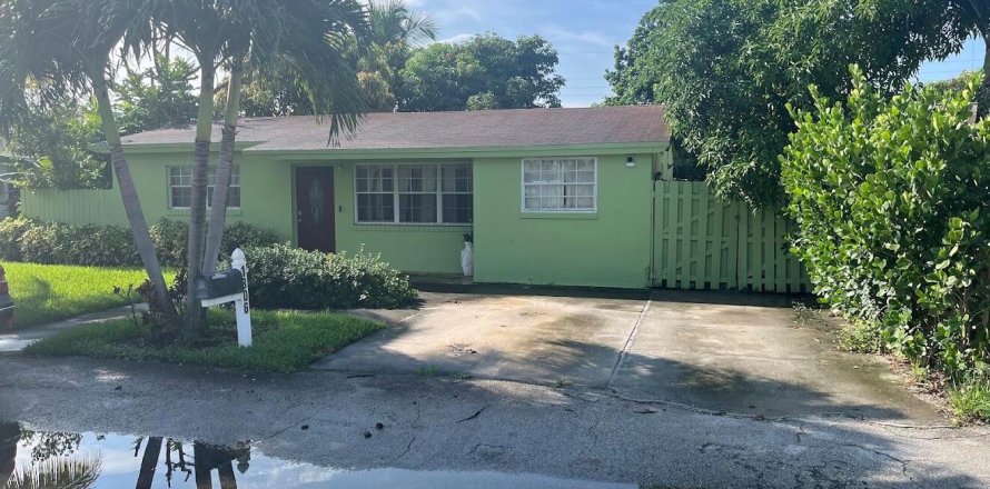 House in Lantana, Florida 3 bedrooms, 135.45 sq.m. № 2381416