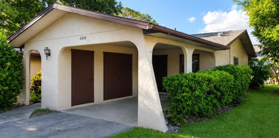 Propiedad comercial en Bradenton, Florida 72 dormitorios, 72.84 m2 № 2155690