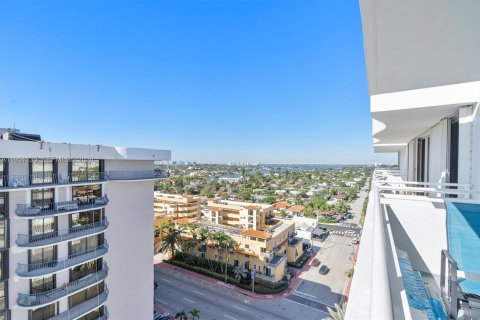 Condo in Surfside, Florida, 1 bedroom  № 2008536 - photo 26