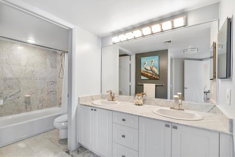 Condo in Surfside, Florida, 1 bedroom  № 2008536 - photo 16