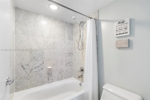 Condo in Surfside, Florida, 1 bedroom  № 2008536 - photo 17