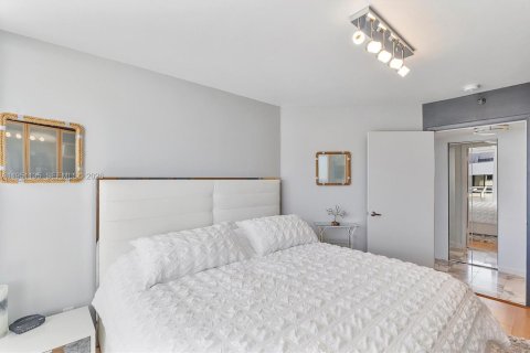 Condo in Surfside, Florida, 1 bedroom  № 2008536 - photo 14