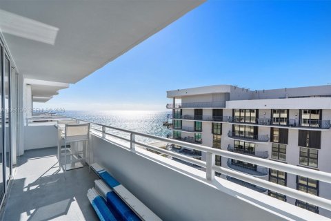 Condo in Surfside, Florida, 1 bedroom  № 2008536 - photo 25