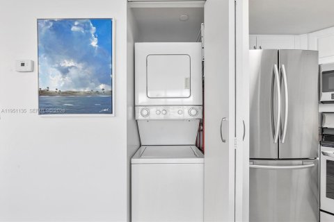 Condo in Surfside, Florida, 1 bedroom  № 2008536 - photo 18