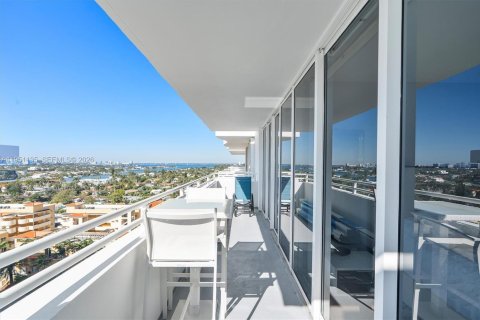 Condo in Surfside, Florida, 1 bedroom  № 2008536 - photo 20