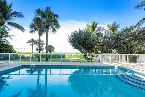 Condo in Surfside, Florida, 1 bedroom  № 2008536 - photo 22