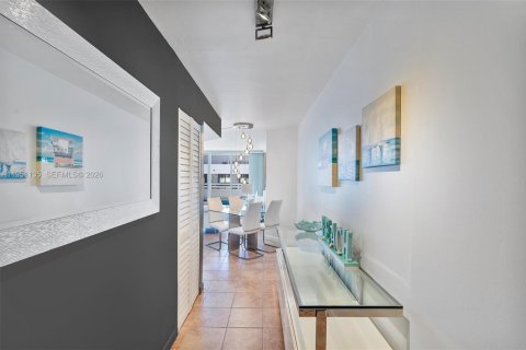 Condo in Surfside, Florida, 1 bedroom  № 2008536 - photo 4