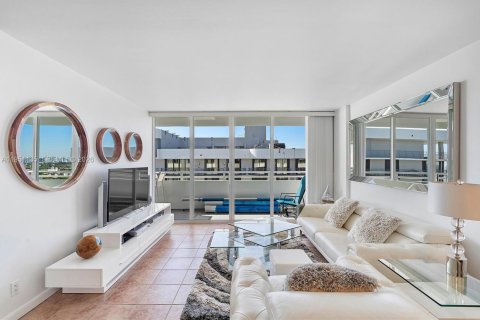 Condo in Surfside, Florida, 1 bedroom  № 2008536 - photo 10