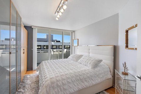 Condo in Surfside, Florida, 1 bedroom  № 2008536 - photo 13