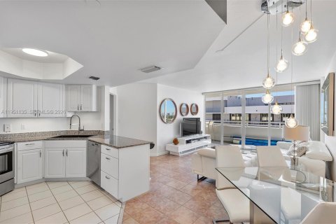 Condo in Surfside, Florida, 1 bedroom  № 2008536 - photo 5