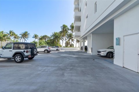 Condo in Surfside, Florida, 1 bedroom  № 2008536 - photo 29