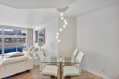 Condo in Surfside, Florida, 1 bedroom  № 2008536 - photo 8