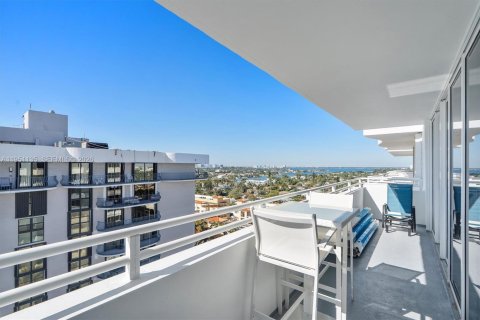 Condo in Surfside, Florida, 1 bedroom  № 2008536 - photo 2