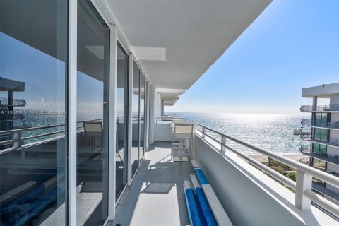 Condo in Surfside, Florida, 1 bedroom  № 2008536 - photo 19