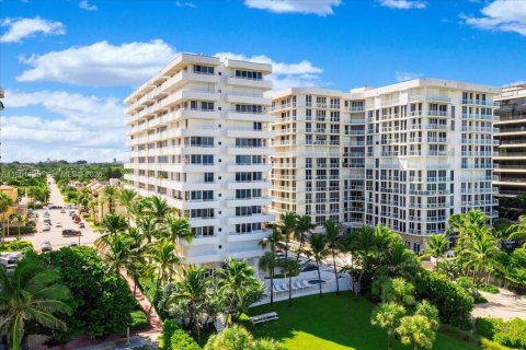 Condo in Surfside, Florida, 1 bedroom  № 2008536 - photo 3