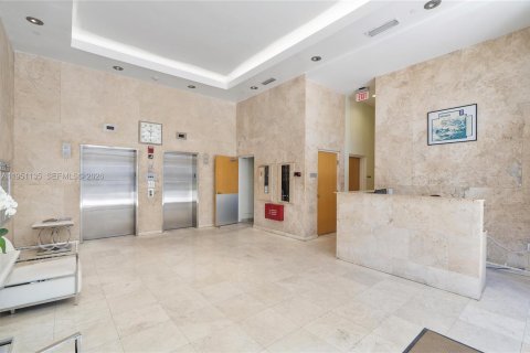 Condo in Surfside, Florida, 1 bedroom  № 2008536 - photo 27