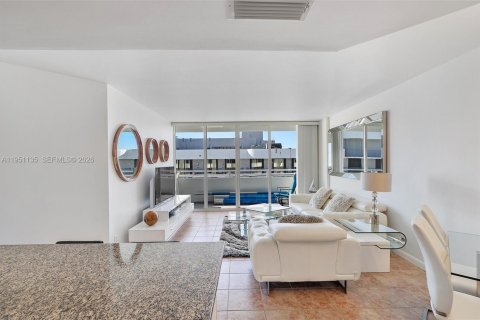 Condo in Surfside, Florida, 1 bedroom  № 2008536 - photo 9