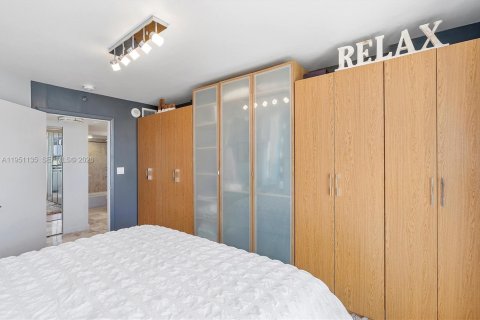 Condo in Surfside, Florida, 1 bedroom  № 2008536 - photo 15