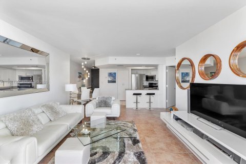 Condo in Surfside, Florida, 1 bedroom  № 2008536 - photo 11