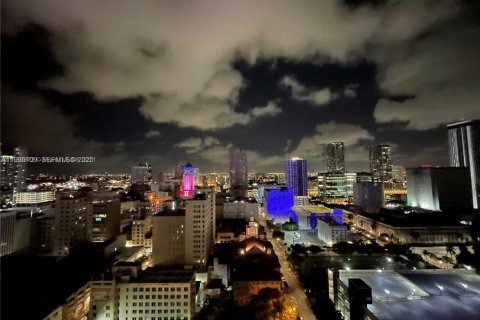 Condominio en alquiler en Miami, Florida, 1 dormitorio, 60.48 m2 № 1993284 - foto 2