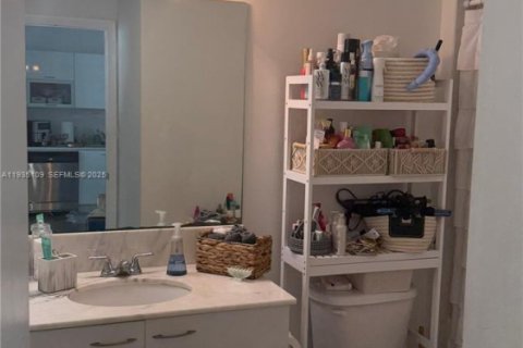 Condominio en alquiler en Miami, Florida, 1 dormitorio, 60.48 m2 № 1993284 - foto 10