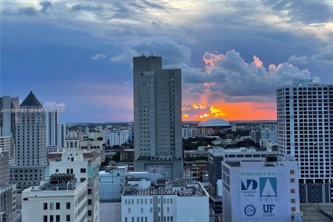 Condominio en alquiler en Miami, Florida, 1 dormitorio, 60.48 m2 № 1993284 - foto 3