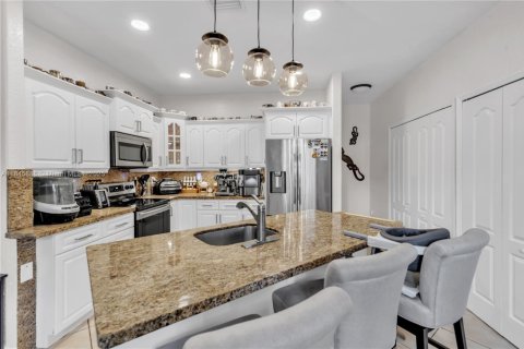 Townhouse in Miramar, Florida 4 bedrooms, 166.76 sq.m. № 1844135 - photo 12