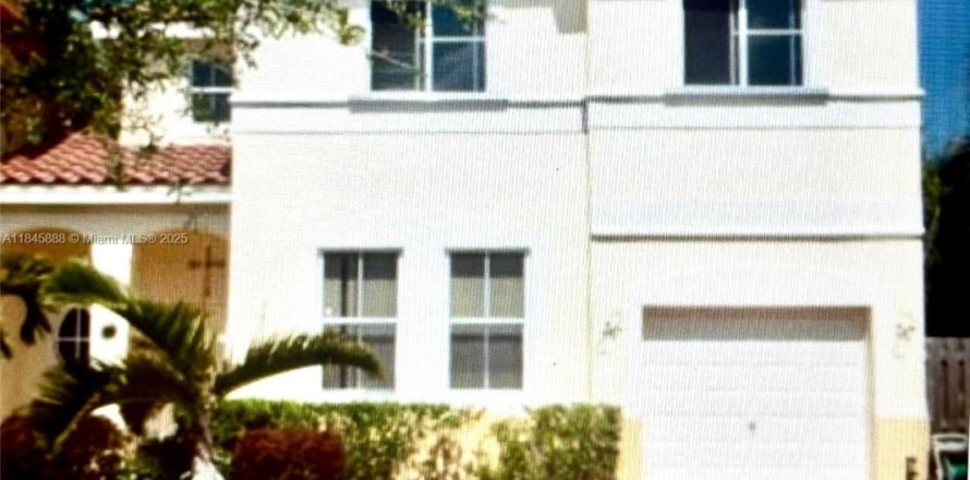 Townhouse in Miramar, Florida 4 bedrooms, 166.76 sq.m. № 1844135
