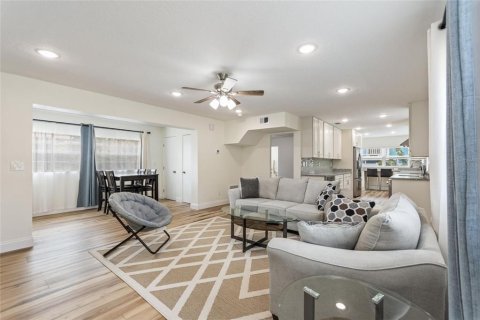House in Orlando, Florida 2 bedrooms, 132.76 sq.m. № 1598089 - photo 11