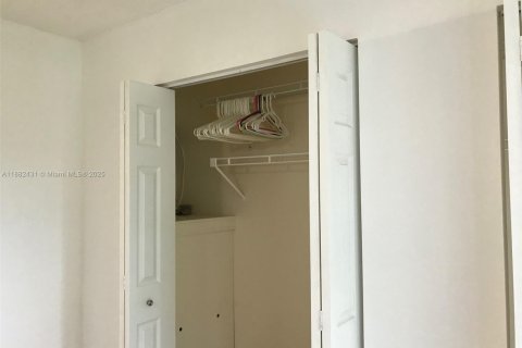 Condominio en alquiler en Pembroke Pines, Florida, 1 dormitorio, 75.34 m2 № 1931555 - foto 11