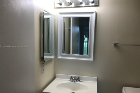 Condominio en alquiler en Pembroke Pines, Florida, 1 dormitorio, 75.34 m2 № 1931555 - foto 13