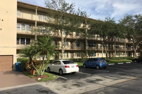 Condo in Pembroke Pines, Florida, 1 bedroom  № 1931555 - photo 2