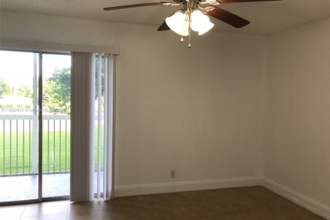 Condo in Pembroke Pines, Florida, 1 bedroom  № 1931555 - photo 12